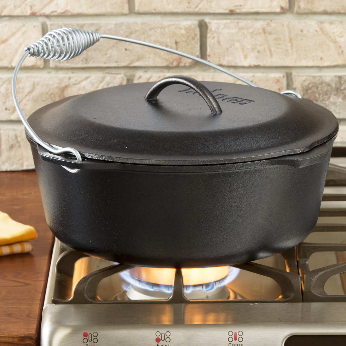 Lodge Cast Iron Dutch Oven With Bail Handle